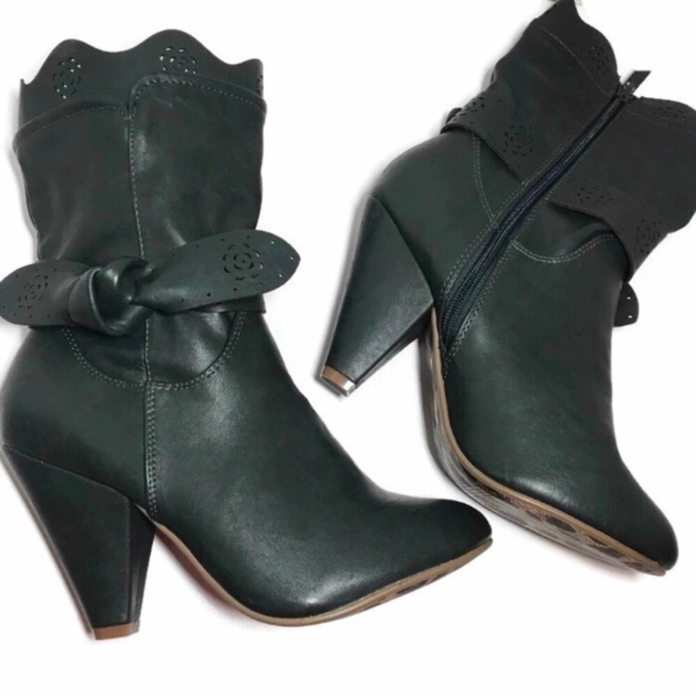 BETTIE PAGE zippered Boots NWOT